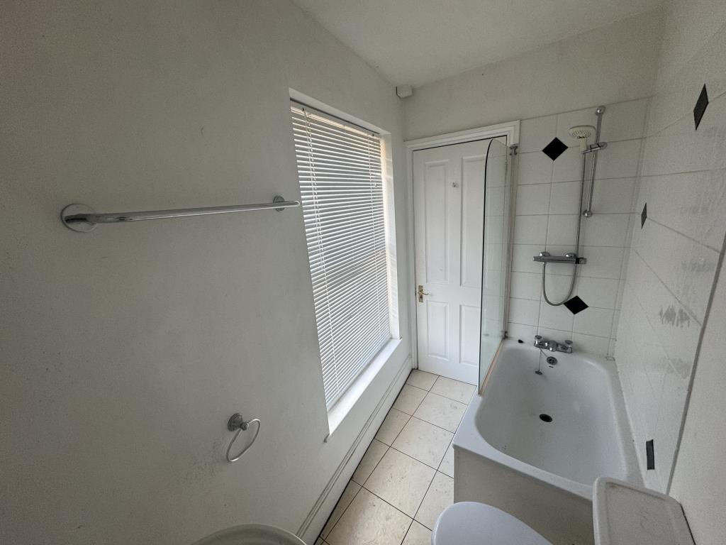 Lot: 6 - TOWN CENTRE MAISONETTE WITH GARDEN FOR INVESTMENT OR OCCUPATION - Bathroom